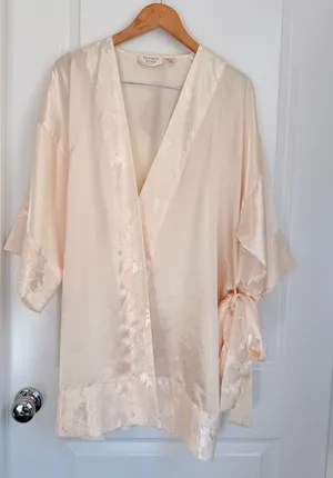 Victoria's Secret Vintage Gold Label‎ Baby Pink Robe with Tie Sabrina Carpenter thumbnail 1