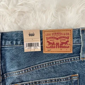 Levi’s 501 Original Fit High Rise Women's Shorts 31 thumbnail 8