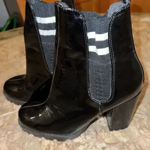 NWOT Forever 21 patent leather vinyl heeled boots booties size 7 thumbnail 3
