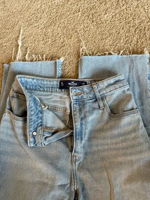 Hollister ripped jeans thumbnail 3