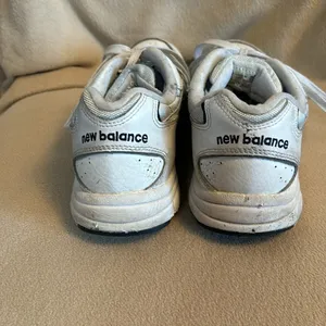 New balance, white lace up tennis shoe size 9 1/2 thumbnail 4
