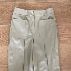 PrettyLittleThing - Faux Leather Pants in Beige thumbnail 2