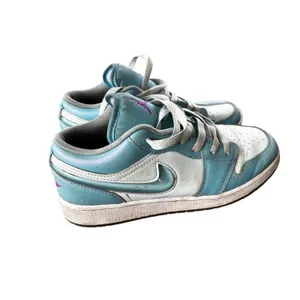 Jordan Air 1 Low GS 7Y 8.5W Glacier Blue White‎ Iridescent Sneakers FN7366-400 thumbnail 4