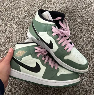 Jordan 1 Dutch Green Mids thumbnail 1
