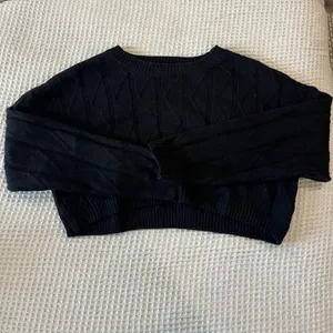 H&M cropped Black Sweater  thumbnail 2