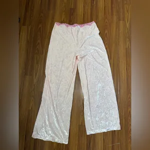 VTG Victoria’s Secret Angels Y2K Pink Crushed Velvet Lace Trim Wide Leg Medium thumbnail 4