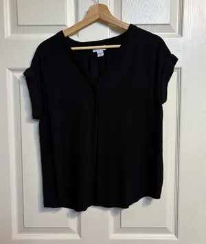 Liz Claiborne Black V-Neck Short Sleeve Blouse thumbnail 1