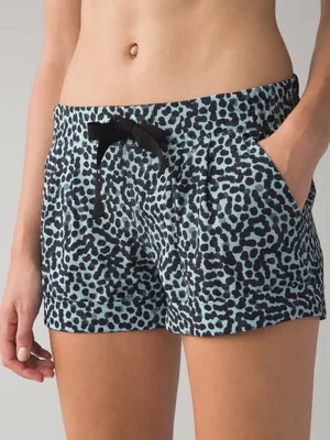 Lululemon Spring Break Away Short *4-way Stretch Ace Spot tranquil blue black thumbnail 1