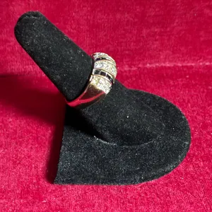 Elegant gold toned and Black Women's Ring size 7.5 thumbnail 2