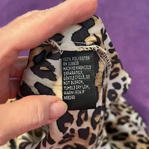 Milano size large leopard print sleeveless blouse with ruffles EUC Tan thumbnail 10