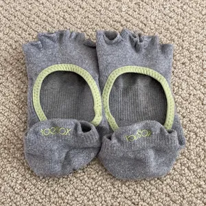 Toesox Half Toe Bellarina Grip Socks Size Medium Grey Barre Pilates Yoga EUC thumbnail 10
