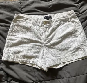 Banana Republic Hampton Fit Shorts White size 6 thumbnail 1