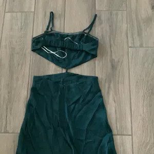 Beginning boutique forgiveness cut out satin dress in emerald thumbnail 9