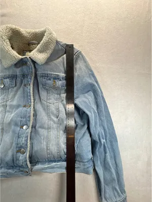 Ashley Vintage Charm Women’s L Sherpa Lined Distressed Denim Trucker Jacket thumbnail 6