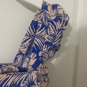 Will not take lessNWOT Anthropologie By Together Blue and Pink Leaf Print Blouse thumbnail 3