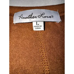 Another Love Womens V-Neck Faux Suede Pocket T-Shirt‎ Cognac Brown VCKN1000S2TBC thumbnail 3