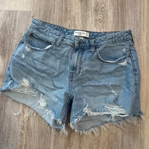 Abercrombie & Fitch Curve Love The Baggy Low Rise Distressed Denim Shorts 28 6 thumbnail 1