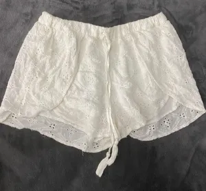 Hollister Eyelet Creme Shorts thumbnail 3