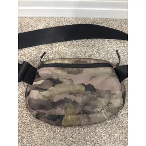 Lululemon Everywhere Crossbody Belt Bag,Heritage Camo Wash,Juniper Green& Blac thumbnail 10
