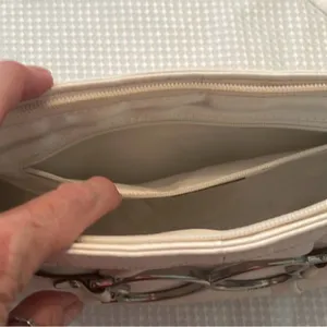 XOXO Y2K white faux leather wristlet clutch with silver heart EUC thumbnail 9