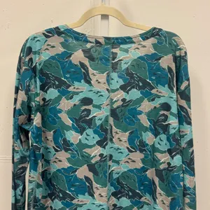 L.L. Bean Women's XL Blue Green Abstract Camo Print V-Neck Long Sleeve Top thumbnail 5