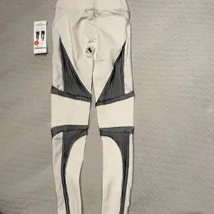 ALO High- Waisted Electric Leggings in Bone / Black SMALL thumbnail 10