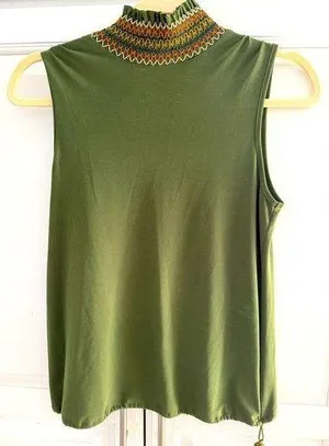 Green Sleeveless Top with Embroidered Neckline Size 2 (S-XS) thumbnail 1