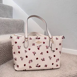coach Gallery Tote Bag With Ladybug Floral Print cu271 thumbnail 1