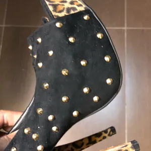 Size 8.5 beautiful platform heels Black thumbnail 4