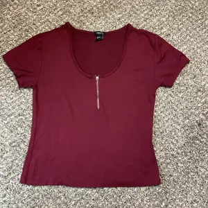 Rue 21 short sleeve for Juniors/women size Large thumbnail 1