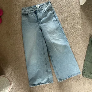 Wide-Leg Cropped Light Blue Jeans thumbnail 1