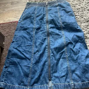 Madewell - Rigid Denim Zip Midi Skirt‎ in Farley Wash - Size 25 thumbnail 7