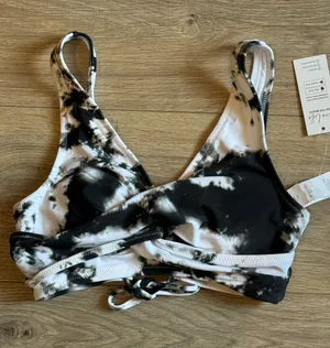 CUPSHE Black & White Tie-Dye Crossover Bikini Top NWT -XS Minimalist Monochrome thumbnail 1