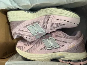 Kid’s 4.5 new balance sneaker.  thumbnail 2