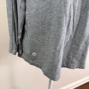 Lululemon Gray Long Sleeve Active Top Thumbholes Ladder Stitch Trim Size 8 thumbnail 7