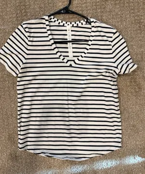 Lululemon Basic Tee thumbnail 1