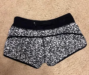 Lululemon Hotty Hot Short 2.5” thumbnail 1