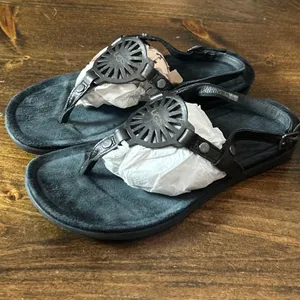 UGG Ayden Thong Sandals 7 Black Suede Leather Medallion Slingback Boho Summer thumbnail 3