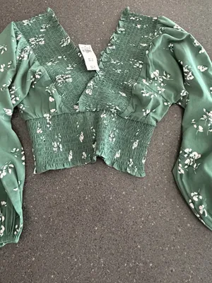 Abercrombie & Fitch NWT Green Floral Smocked V-Neck Long Sleeve Crop Top Blouse thumbnail 10