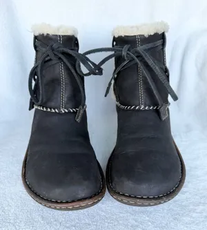 UGG AUSTRALIA COVE S/N 5136 SUEDE LEATHER GENUINE SHEEPSKIN Boots Size 9 Women’s thumbnail 1