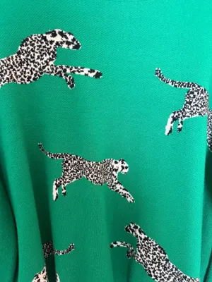 Green cheetah sweater Size M thumbnail 2