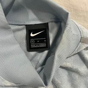 Nike Cropped Sweater Size Medium thumbnail 3