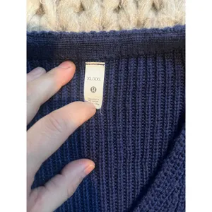 Lululemon merino wool blue v neck sweater size xl/xxl thumbnail 2