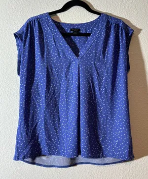 Ann Taylor Factory Size S Blue Micro Leaf/Feather Pattern V-Neck Cap Sleeve Top thumbnail 1