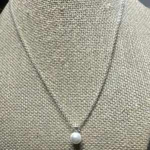 Faux pearl pendant necklace thumbnail 2