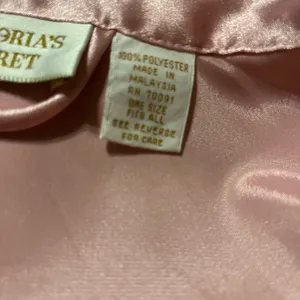 Vintage Victoria's Secret silky satin robe in beautiful pale pink. thumbnail 4