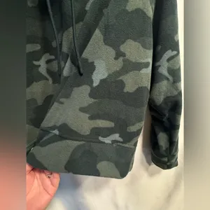 Old Navy Women’s Camo Funnel Neck Cropped Hoodie size XL thumbnail 6
