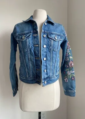 LUCKY BRAND Embroidered Sleeve Blue Denim Jacket Womens Sz XS Trucker thumbnail 1