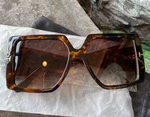 Feisedy Retro Square Tortoiseshell Print Sunglasses thumbnail 1
