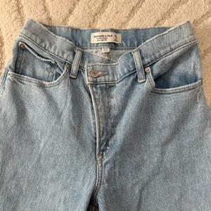 Abercrombie & Fitch The 90’s Straight Ultra High Rise Criss Cross Waist Size 27 thumbnail 3